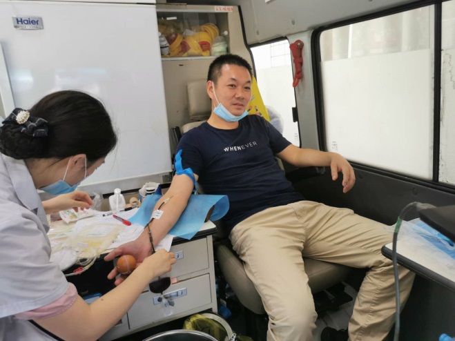 景德镇水务公司开展为重病职工捐款献血活动1.jpg