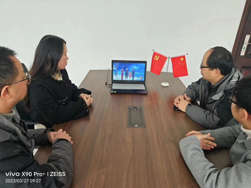 学习先进典型，汲取榜样力量