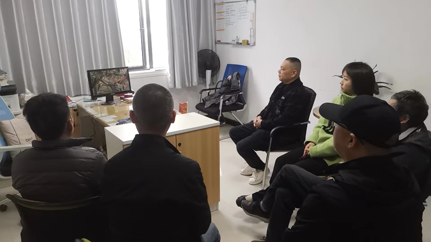 学习先进典型，汲取榜样力量
