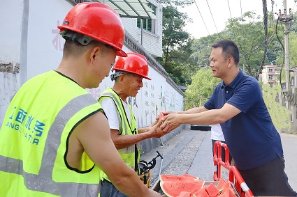 景德镇水务公司开展“送清凉”慰问活动