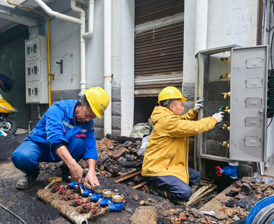 湖田花苑小区57个地下水表“搬新家”