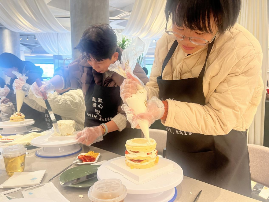 景德镇水务公司开展“甜蜜绽放巾帼风采”三八节主题烘焙活动
