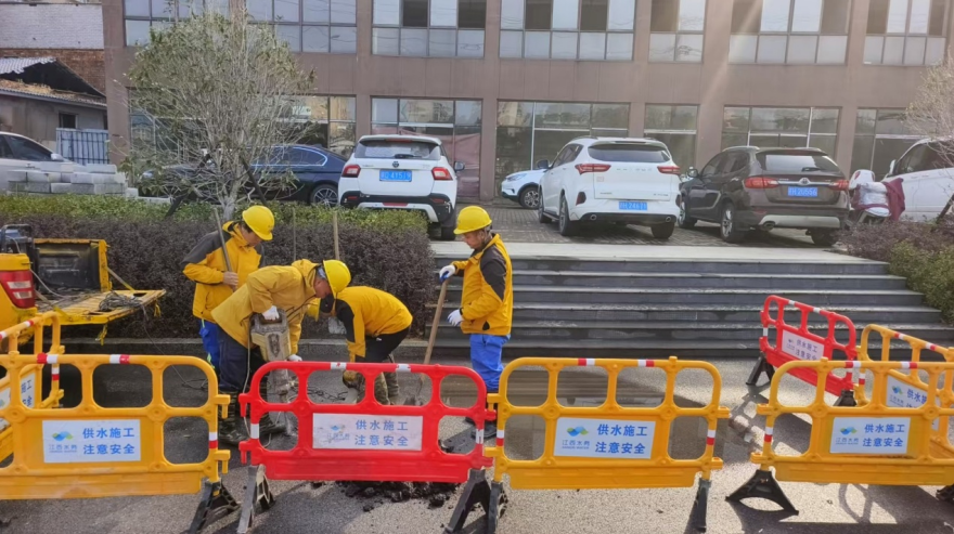 景德镇水务公司争分夺秒抢修保供1小时极速修复中山北路供水“动脉”
